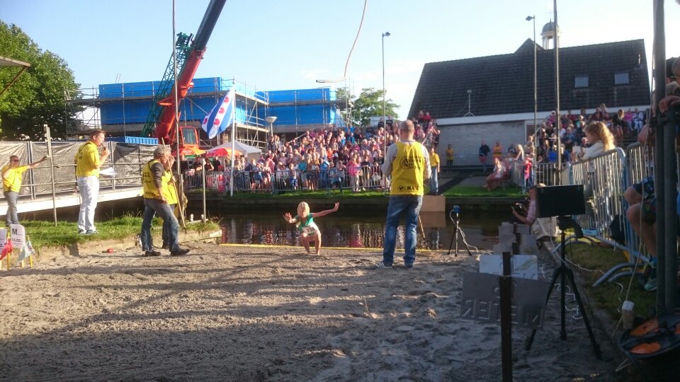 We zijn bezig met de meisjes junioren.  Al een mooie afstand van 13mtr gesprongen