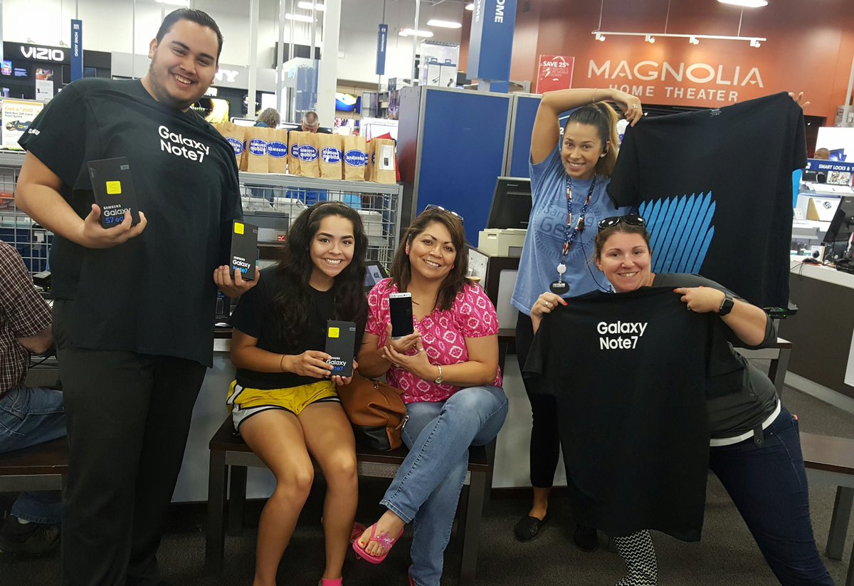 SamsungDoll's tweet photo. More Launch Fun! @jim_eldredge @Krivs14 @JBlackSamsung @JennifersSolano https://t.co/seJ31R2oPZ