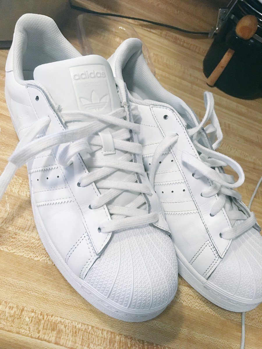 theMRAnderson's tweet image. Thanks #Clorox for getting my shoes back white again. The fair was unkind to my sneakers #AdidasNation #ShellToes