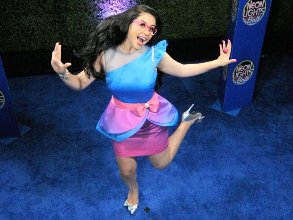 "A couple of my besties and I are totally ready to rock this ball!" 💙💕