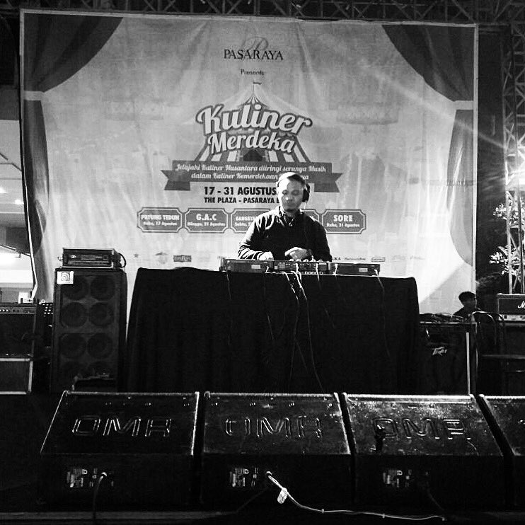 bestbeatmusic's tweet photo. Finally done for today! #DJ @itsmeronji at #KulinerMerdeka #HUTRI #pasaraya #BlokM #Jakarta Cc: @aruba_jkt https://t.co/n0wkCY2FWC