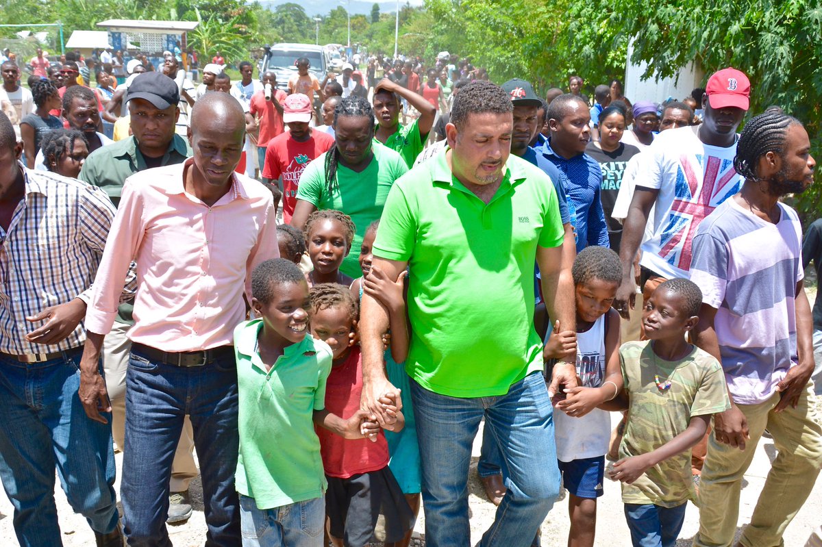 moisejovenel's tweet photo. Mwen nan Jakmèl ak Senatè Edo Zenny pou m fè yon salye popilasyon an. #Jovenel2016 https://t.co/m4o90kePHS