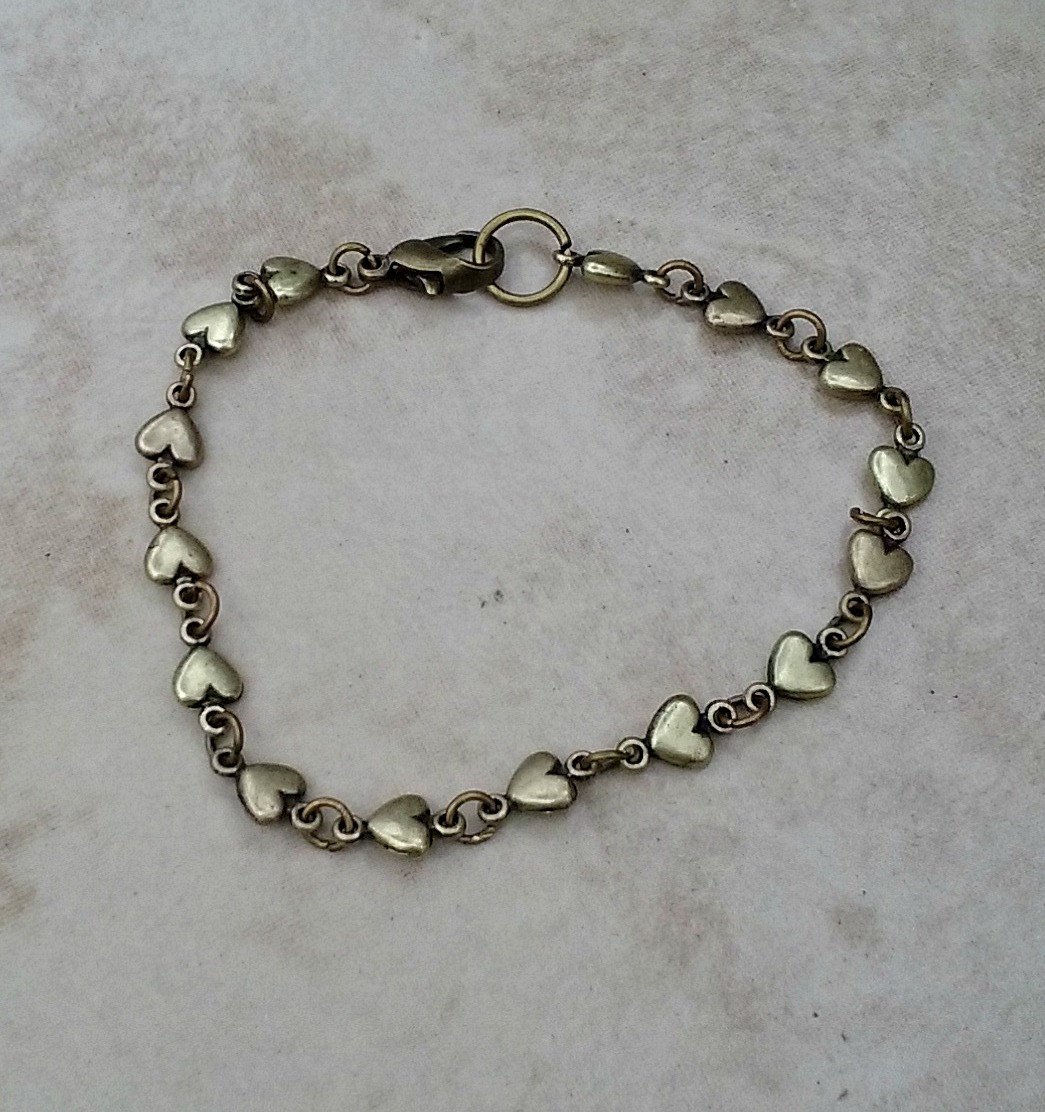 DebWiseCreation's tweet photo. Tiny Bronze Hearts Bracelet https://t.co/2Uq9jkB5nx #Etsyfru #FruHeartAttack https://t.co/ovhTPAwTSm