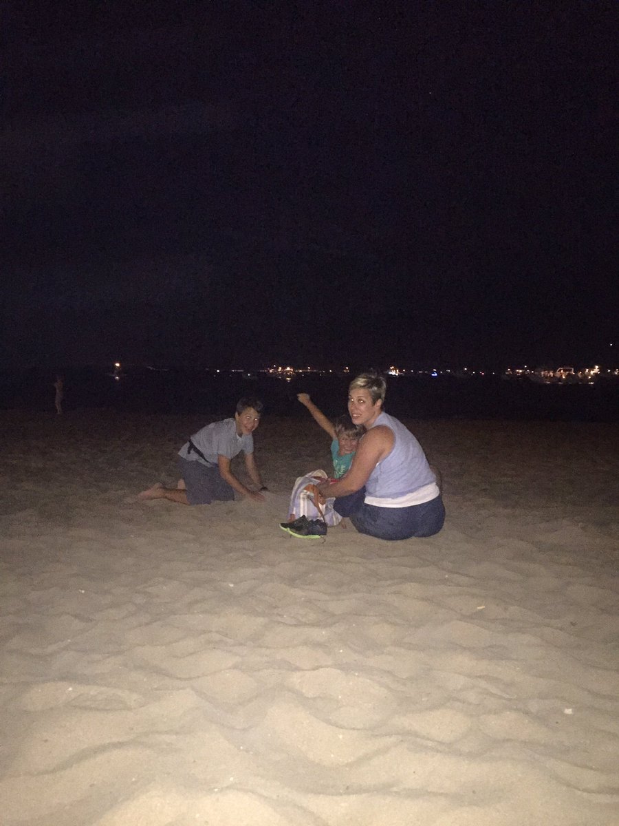 danielreina12's tweet photo. Noche de playa , esperando los fuegos!con la mejor compañia @carolalfaro32 https://t.co/au0IOR1f4D