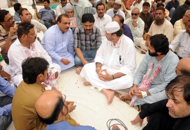 Unit1A1's tweet photo. Pic 11: #MQMHungerStrike Continues on 4th Day outside #Karachi Press Club. @Saqibkz https://t.co/s8z2pysBql