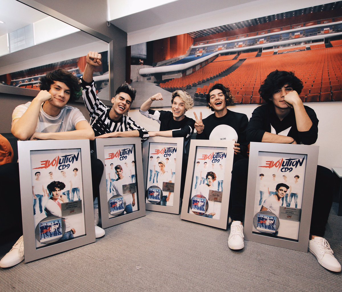CD9's tweet image. ¡DISCO DE PLATINO #EVOLUTION! ¡GRAAAAAACIAS CODERS! ¡NO QUEREMOS QUE ESTE DÍA SE ACABE! instagram.com/p/BJVy0ihDno9/