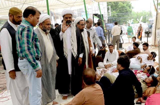 Unit1A1's tweet photo. Pic 20: #MQMHungerStrike Continues on 4th Day outside #Karachi Press Club. @Saqibkz https://t.co/XIotpOnszP