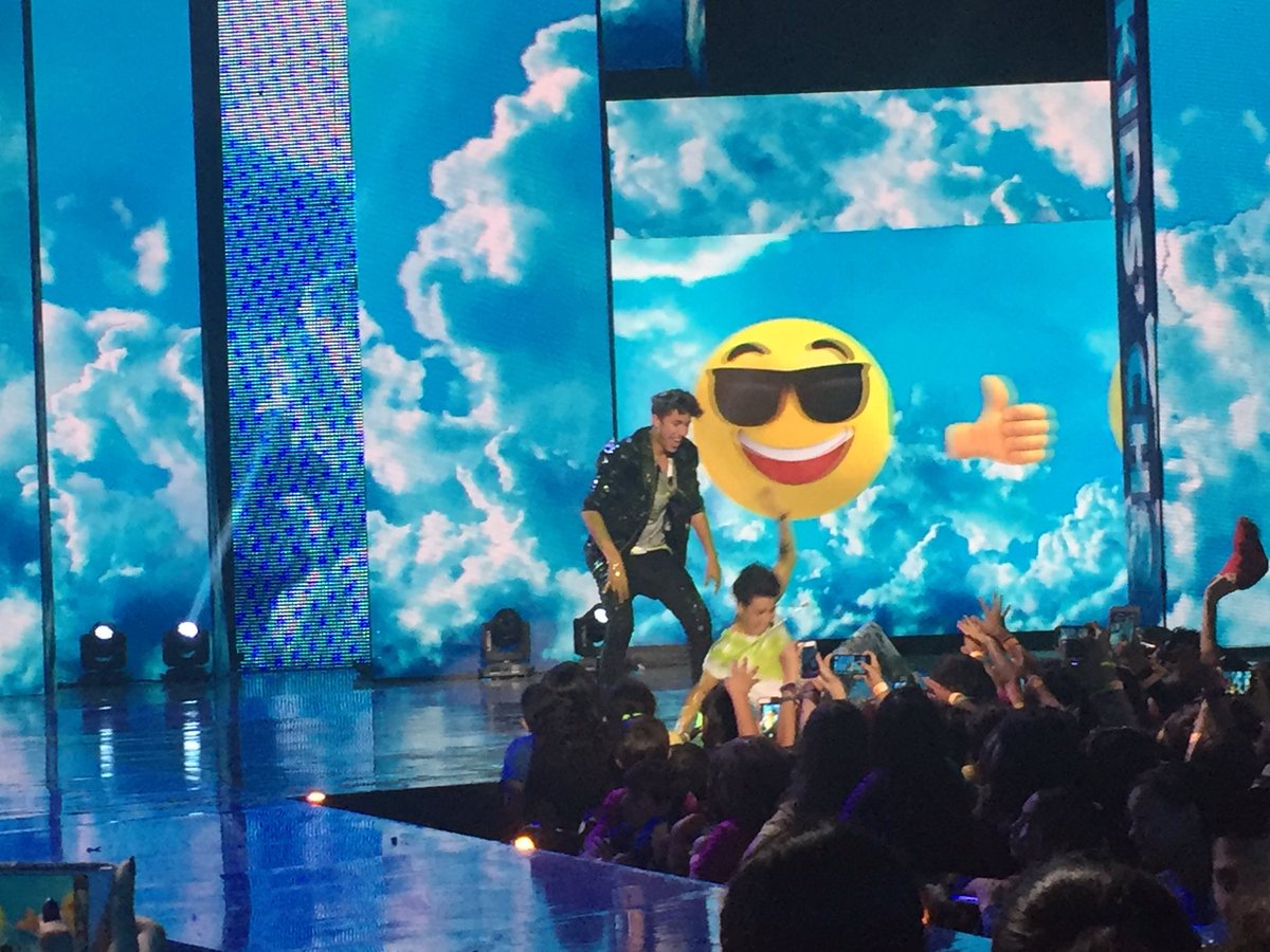 NickelodeonLA's tweet photo. ¡CABALLEROS EN SLIME! ⚔ 💚@mariobautista_ @ElJuanpaZurita #KCAMexico2016 https://t.co/spJZnbO9HQ