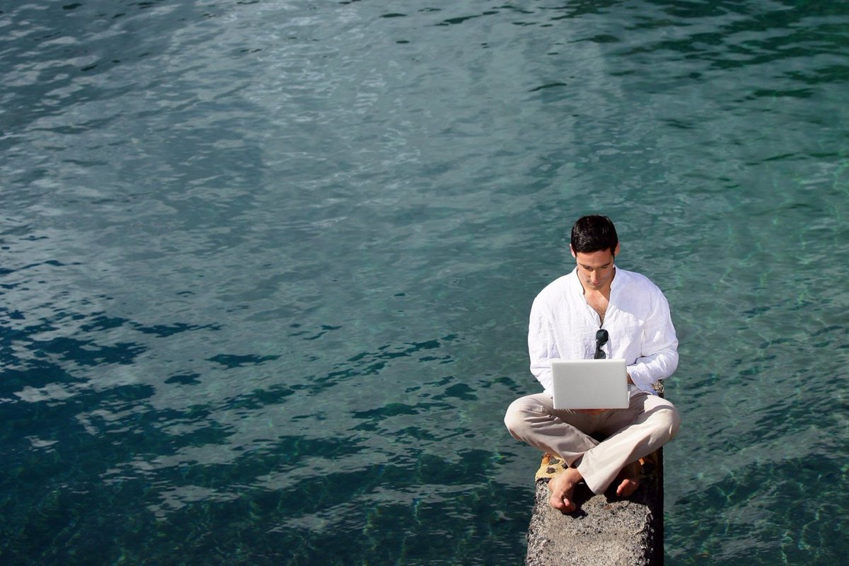 Upwork's tweet photo. Why #RemoteWork Trumps Being in the Office @AMaasik @Entrepreneur https://t.co/2fBijvAWaw https://t.co/v3txZOcsXv