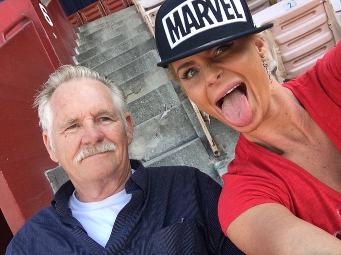 My poor father 😂🙈🙌😜 https://t.co/2jwaAUZwlu<a href="/tag/startrek"class="tags"><span>#startrek</span></a><a href="/tag/trekkie"class="tags"><span>#trekkie</span></a><a href="/tag/jaylah"class="tags"><span>#jaylah</span></a>