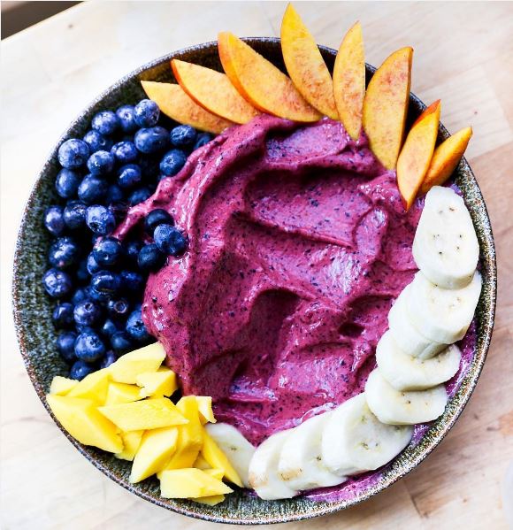 UrSmoothieBowl's tweet photo. peach, mango, frozen blueberry, two frozen banana, a splash of almond milk • blend
#smoothie https://t.co/Rb1UcMbeMb