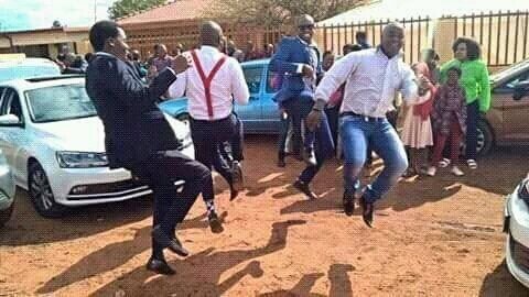 ClaysonMonyela's tweet photo. And @caster800m gets #Gold #SouthAfrica celebrates. #Africa stand up &amp; dance! https://t.co/oiLEkDKP8V