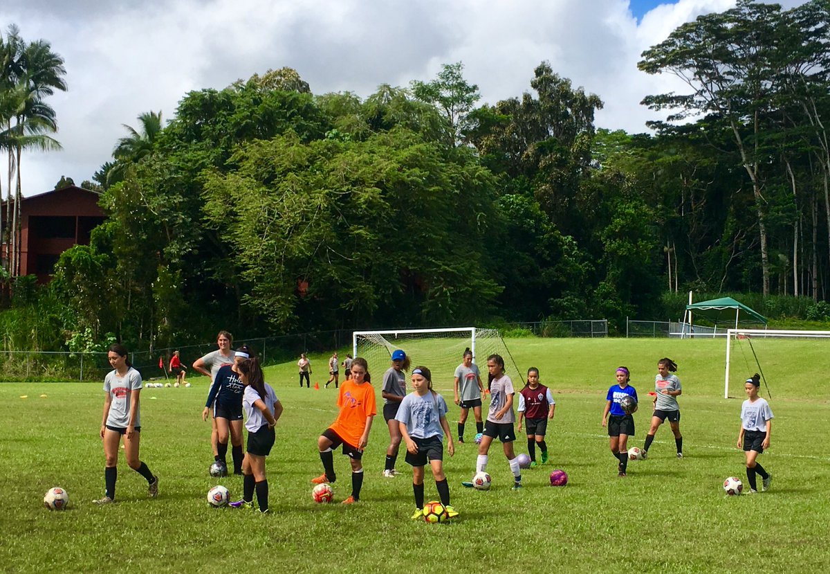 HiloVulcans's tweet photo. ⚽️UHH student athletes helping future student athletes! #futurestars🌟 #studentathletesrock #vulcanpride🔥 https://t.co/k7lhoDWmD5
