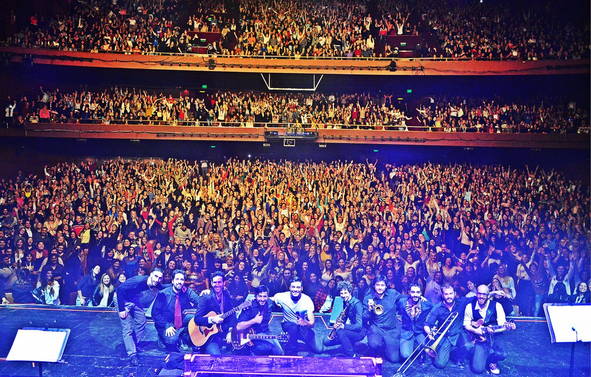 livedaleplay's tweet photo. Revivimos lo que lo fue la gran noche de @_CarlosRivera en el @teatrogranrex #SoldOut 
PH @MONORRG https://t.co/PDFjfEmKiR