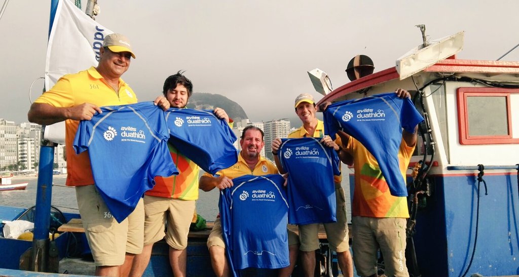 Gran trabajo del equipo de montaje de boyas #triatlón #Rio2016 ¡Veo, veo... una camiseta de #ITUAvilés! 😀😉