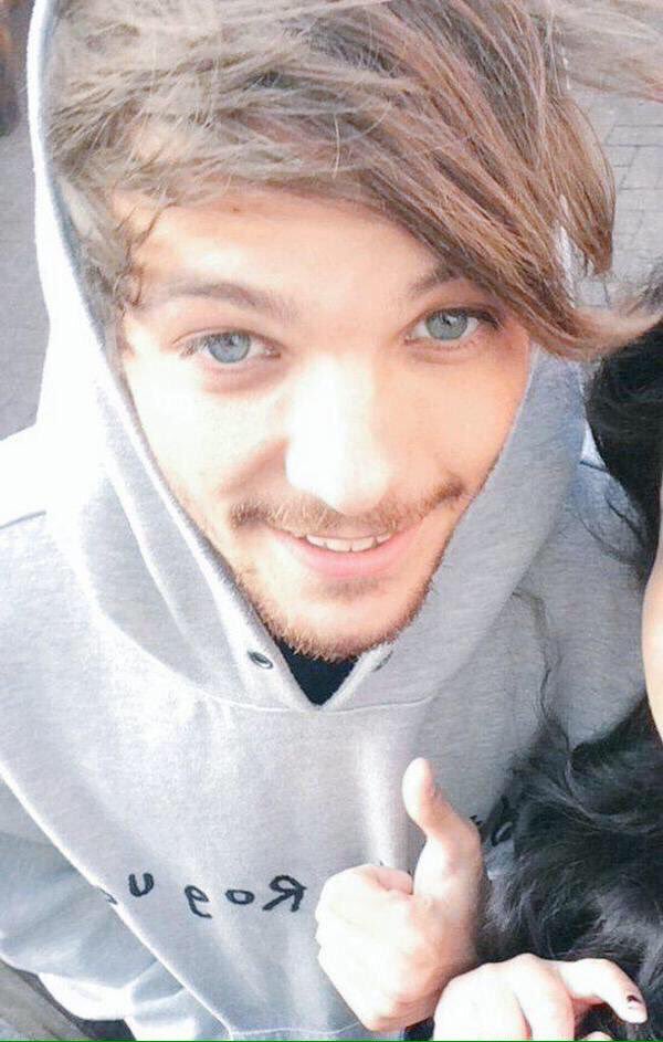 when louis wears clothing that changes his eye color >>>>>