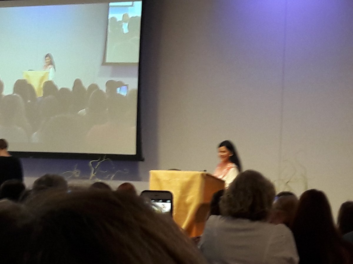 Lockhockeymama's tweet photo. Herself is in the room!! @Writer_DG #OutlanderHPLD https://t.co/WT2ItP08Cg