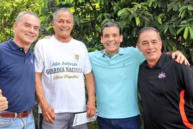 leodiazurbina's tweet photo. Compartiendo con residentes en Bo. Dulce, junto a su próximo Rep. @VictorPares2016. #Precinto4 #CaminoAlCambio https://t.co/O6bnl9waZ7