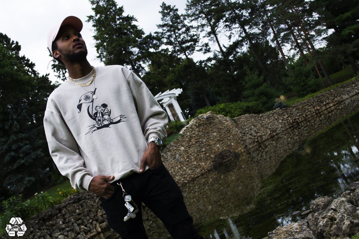 ConformResist's tweet image. Get at them crew necks while you can! They are moving quick! 😈😈