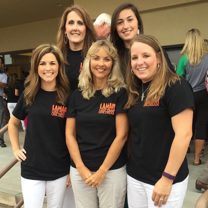 kirstieleeann's tweet photo. So blessed to be apart of the Lamar team!🦁 #firstyearteacher #firstyearfirstgrade #SAISD https://t.co/ND7bg84wem