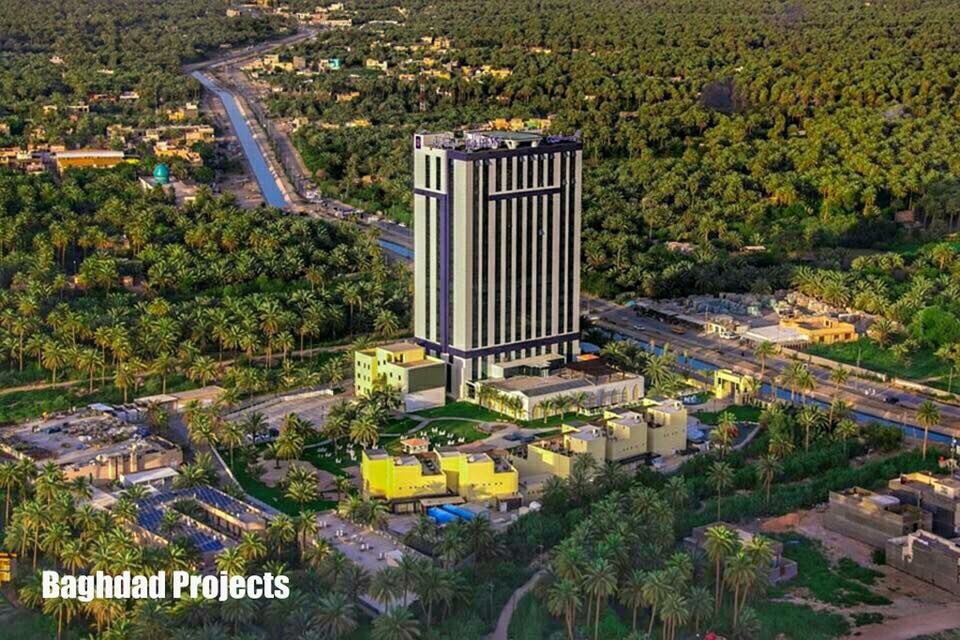 صورة من مدينة #كربلاء
ويظهر بالصورة احد الفنادق الجديدة بجانب غابات النخيل🌴
Karbala City#
#iraqesque 
 #افرح_من_اشوف