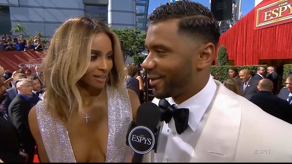 PureJoyRussCi's tweet photo. #TB Bae watch 😍 #Ciara #RussellWilson #CiaraWilson #JustWed #Espys2016 https://t.co/0oey43t1pW https://t.co/TOSDFoAfkf