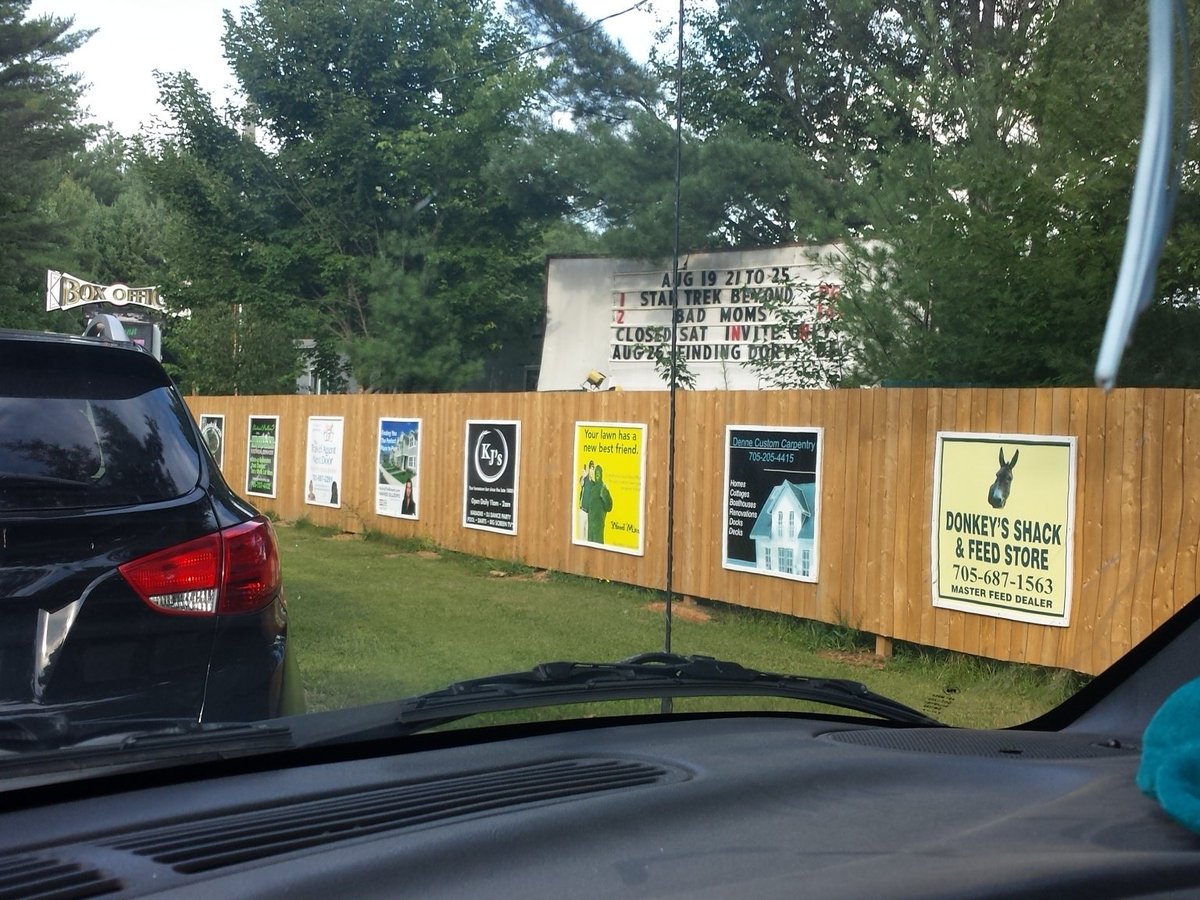 rye_mcneil's tweet photo. Waiting at the Muskoka Drive In for the #manmachinepoemtour viewing in Gravenhurst. #cbchip https://t.co/XaVptlsJDS