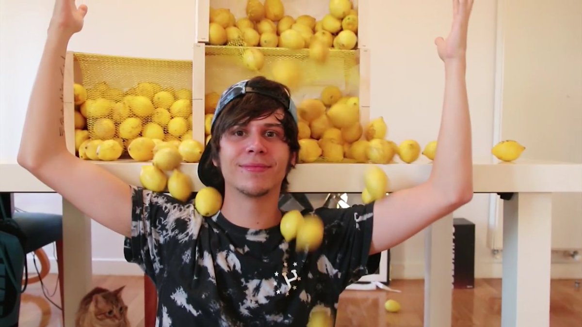 Mxngelove's tweet photo. @Rubiu5 Yo que vos no sorteo los limones y viviria de ellos. Porque seguro que ya no tenes guita para comprar comida https://t.co/2vD66jk1BR