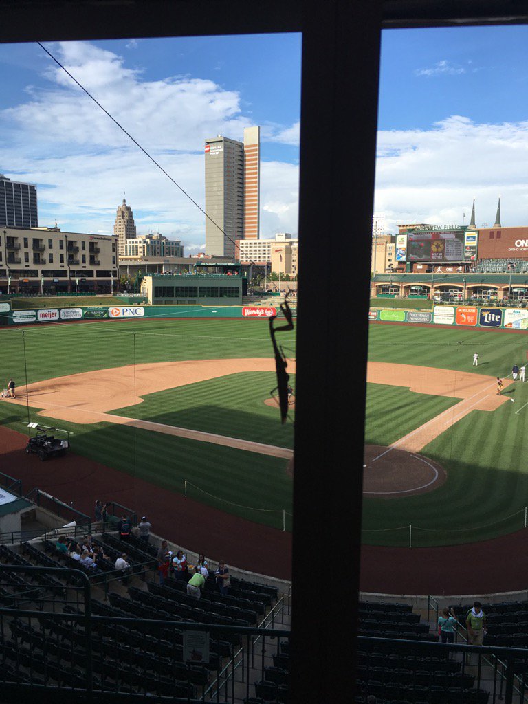 TDesPlaines's tweet photo. Myron Noodleman is IN THE HOUSE TONIGHT!
And this little guy is hanging around too! #RallyMantis #FortWayneFamous https://t.co/TAKGXxG877