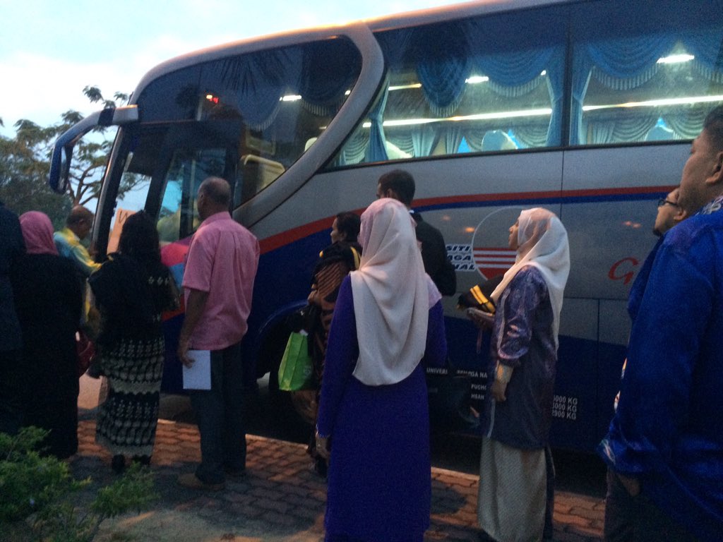 unitenconvo's tweet photo. [7.05 am] Ibu bapa &amp; graduan sedang menaiki bas untuk ke DSS #trafikuniten #unitenconvo2016 https://t.co/Vgn12EqExi
