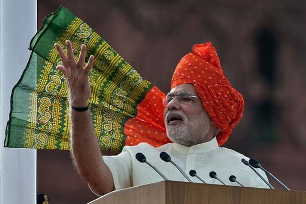 XHNews's tweet image. Name woven in gold pinstripes,#ModiSuit is new fashion, breaks @GWR. Congrats, @narendramodi xhne.ws/4jHq4