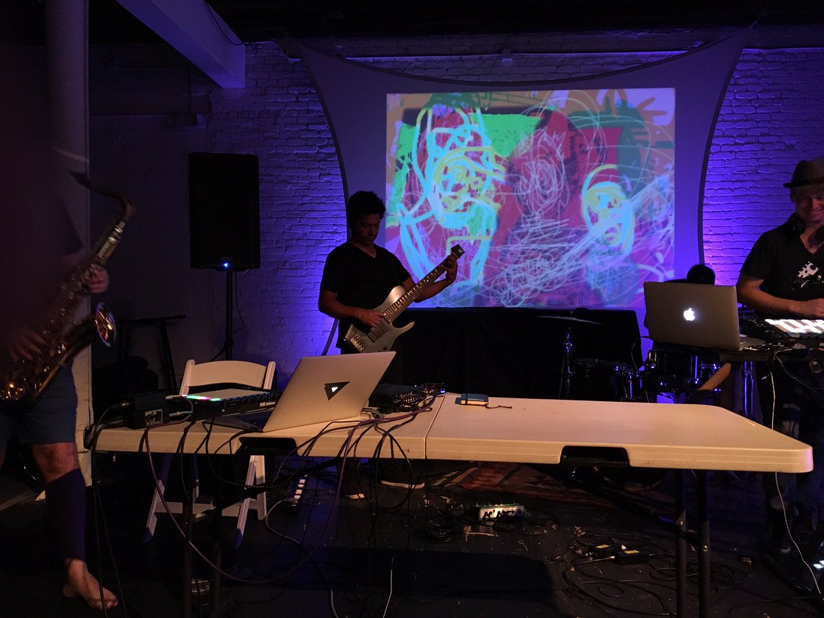 bassyusuke's tweet image. 参加自由で4時間にも及ぶ内容で途中で帰っちゃう人もいる中、最終的にはすごいドラマーとかもでてきて、せっかくマシューも居るんだからなんか即興でやってみようってなって結果マシューすげぇ、、ってなるという
#Shapeshifterlab