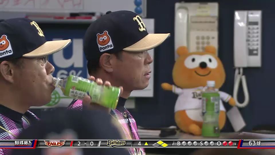 PacificleagueTV's tweet photo. ポンタ(@bs_ponta)にもお茶が支給されたようで。#bs2016 #熱中症に注意 https://t.co/inlY2SXTQc