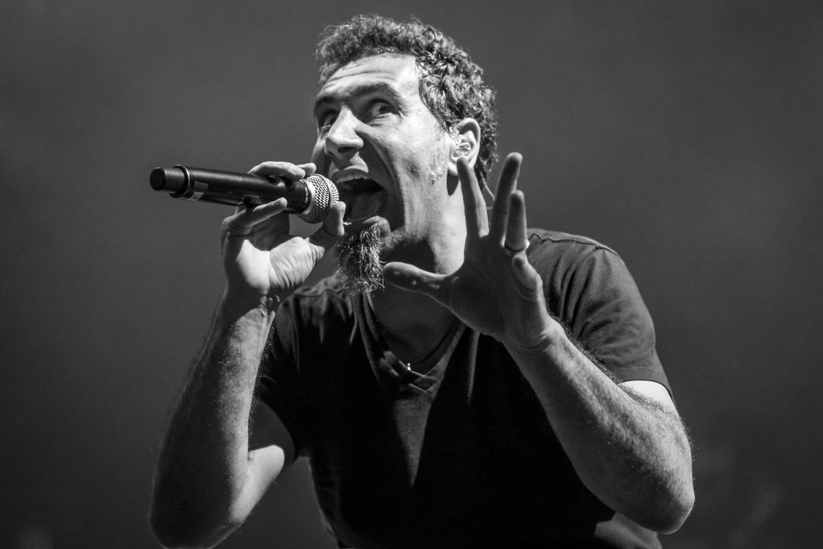 Серж танкян фото. Солист system of a down. Солист system of a down. Солист группы system of a down серж танкян. Солист system of a down.