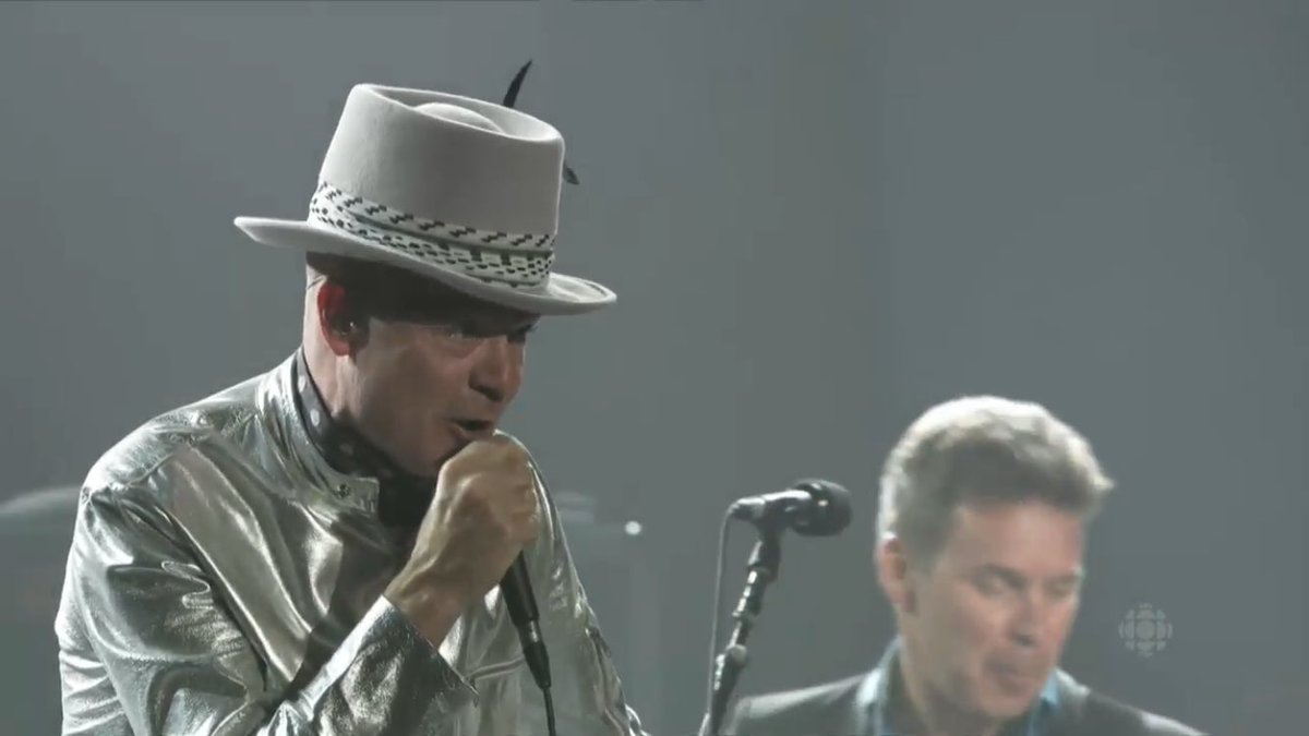 xVampDiariesx's tweet photo. Watching #TheHip's final show. Not sure if this works outside Canada but it's streaming live https://t.co/WvlUz3iS1L https://t.co/5LnszZn3AW