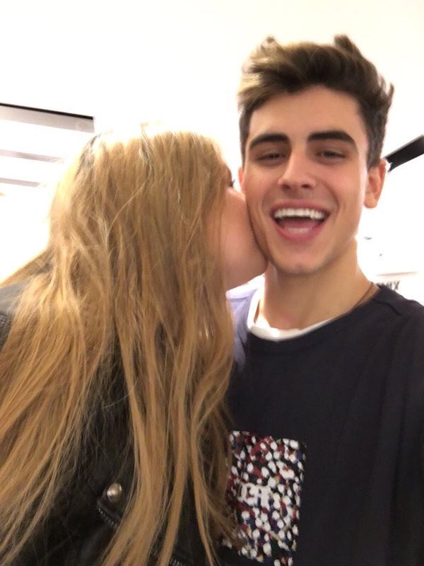 ANYWAYDANIEL's tweet photo. I love Bad bitches , that's my Fuckin problem https://t.co/2QtPyl8jwn