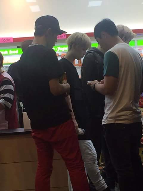 160820 Taeil, Yuta, Jaehyun, and Taeyong was spotted at Market by fans! 