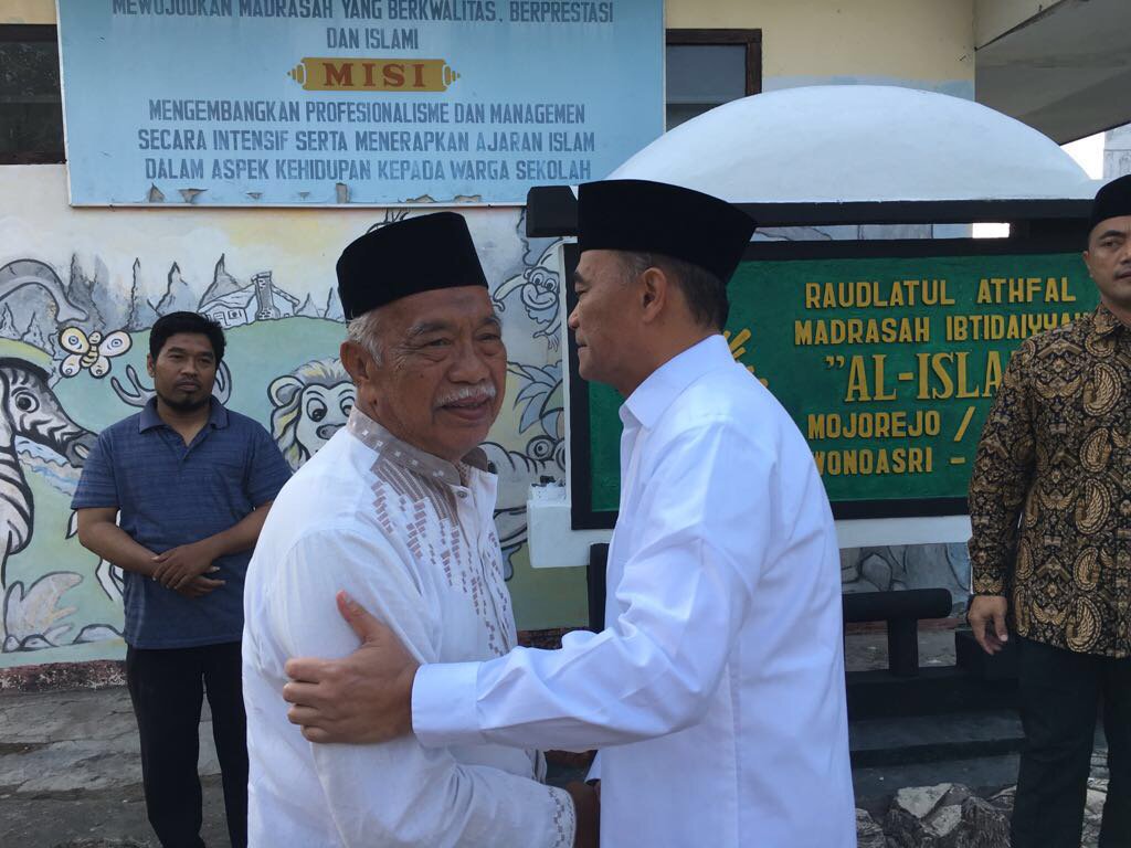 AsliMadiun's tweet photo. #picMN @agus_antara: Mendiknas pulang kampung ke Madiun https://t.co/4jnekEEu3e