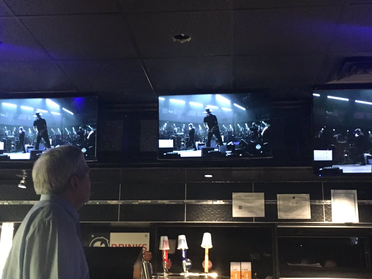 cathmckenna's tweet photo. Very fun to be watching #TheHip at @LaurentianU Student Pub w my Cabinet colleagues. Will not forget this night. 🇨🇦 https://t.co/SI8N7SUtrp