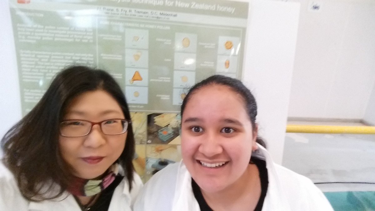 LillianPak's tweet image. Helping #GNSScience today with their honey station at the #HuttFoodLab. Also helping is Naomi, our student helper.