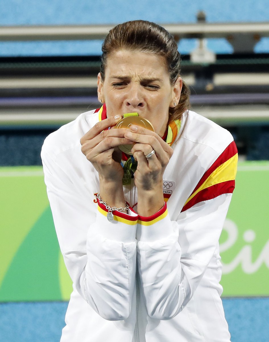 COE_es's tweet photo. La gloria olímpica saboreada por una heroína de nuestro deporte. ¡BRAVO POR LA CAMPEONA OLÍMPICA @Ruthypeich! #ORO 👏 https://t.co/kMsVkW9RgZ