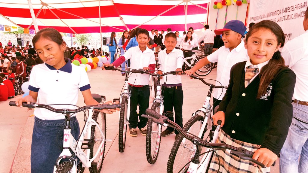 fraternahoy's tweet photo. @FundacionAyu gracias por lograr que los niños #chispitas de la mixteca recibieran sus bicis, en un emotivo evento. https://t.co/WgQMWMn2Zy