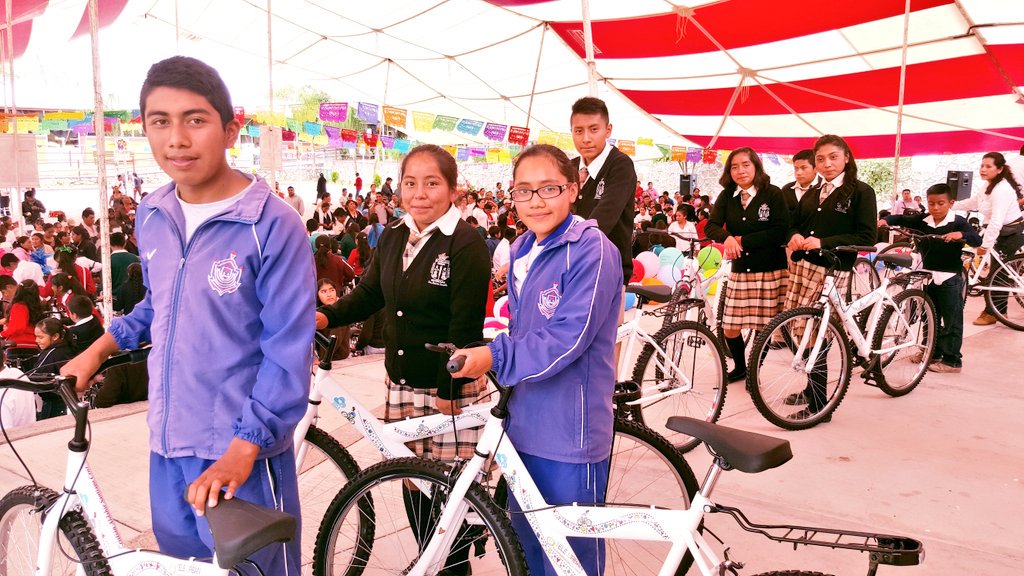 fraternahoy's tweet photo. @FundacionAyu gracias por lograr que los niños #chispitas de la mixteca recibieran sus bicis, en un emotivo evento. https://t.co/WgQMWMn2Zy
