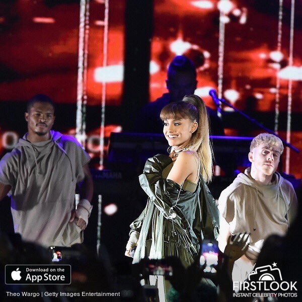 _ArianaGUpdates's tweet photo. Photos of Ariana Grande performing at the #Hot100Fest tonight in New York, USA. (August 20) https://t.co/1gUKWA5FMJ