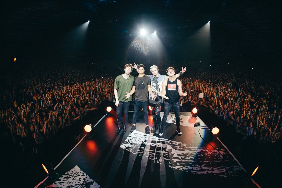 Luke5SOS's tweet photo. Kansas City thank you ! https://t.co/ogsDJ20V0P