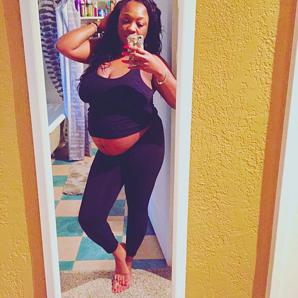 MuvaASHKASH's tweet photo. 😝 #almostdone #36weeks https://t.co/vxX9nvVOlv
