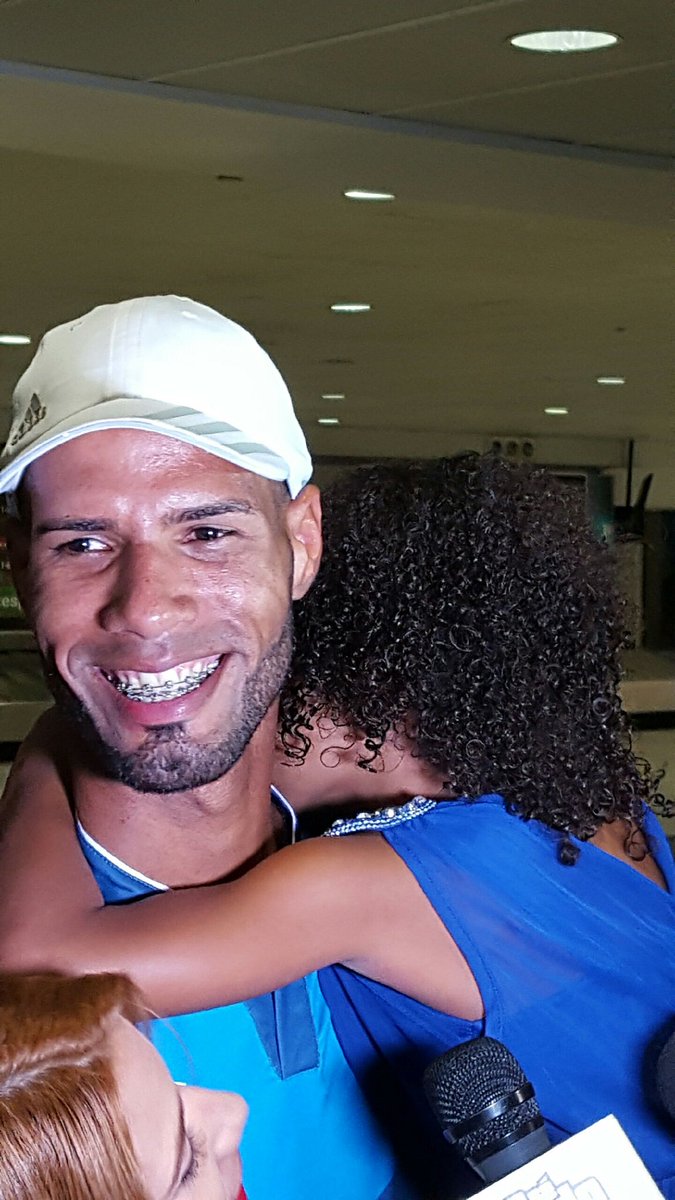 elmundopr's tweet photo. Momento en que #Culson abraza a su hija https://t.co/epiw6Sutdt