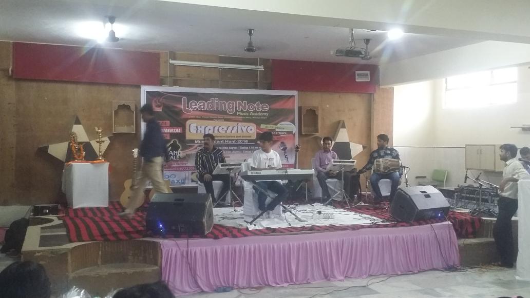 anilrasho's tweet photo. Sahil playing keyboard solo at #leadingnote expressivo #jaipur #talent hunt https://t.co/LHUAY6Es5O