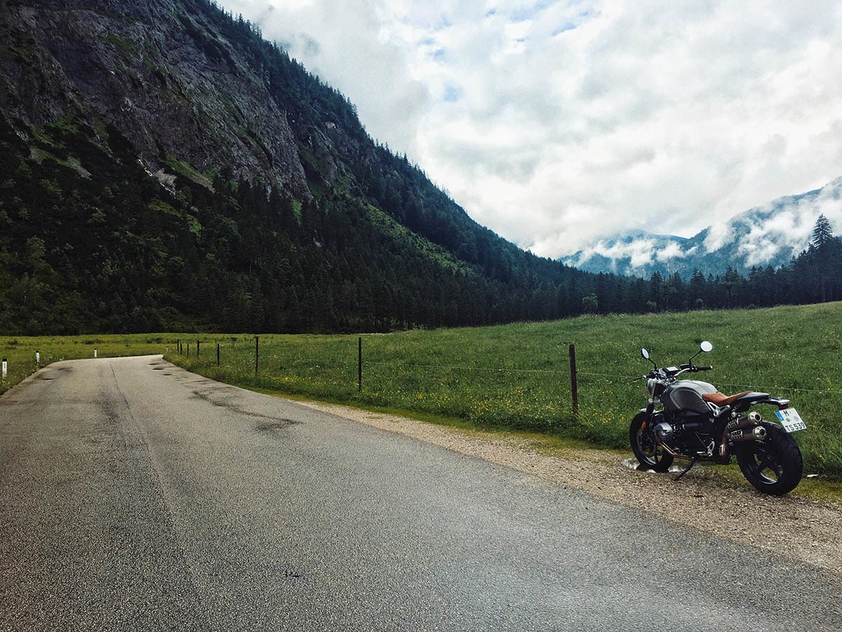 bonemagazine's tweet photo. .@BMWMotorrad ile Münih'te test sürüşüne çıkan Nihat Sinan Erül, #bonemagazine ağustos'ta >> https://t.co/0wsyShfTEz https://t.co/D2JqyouTzO