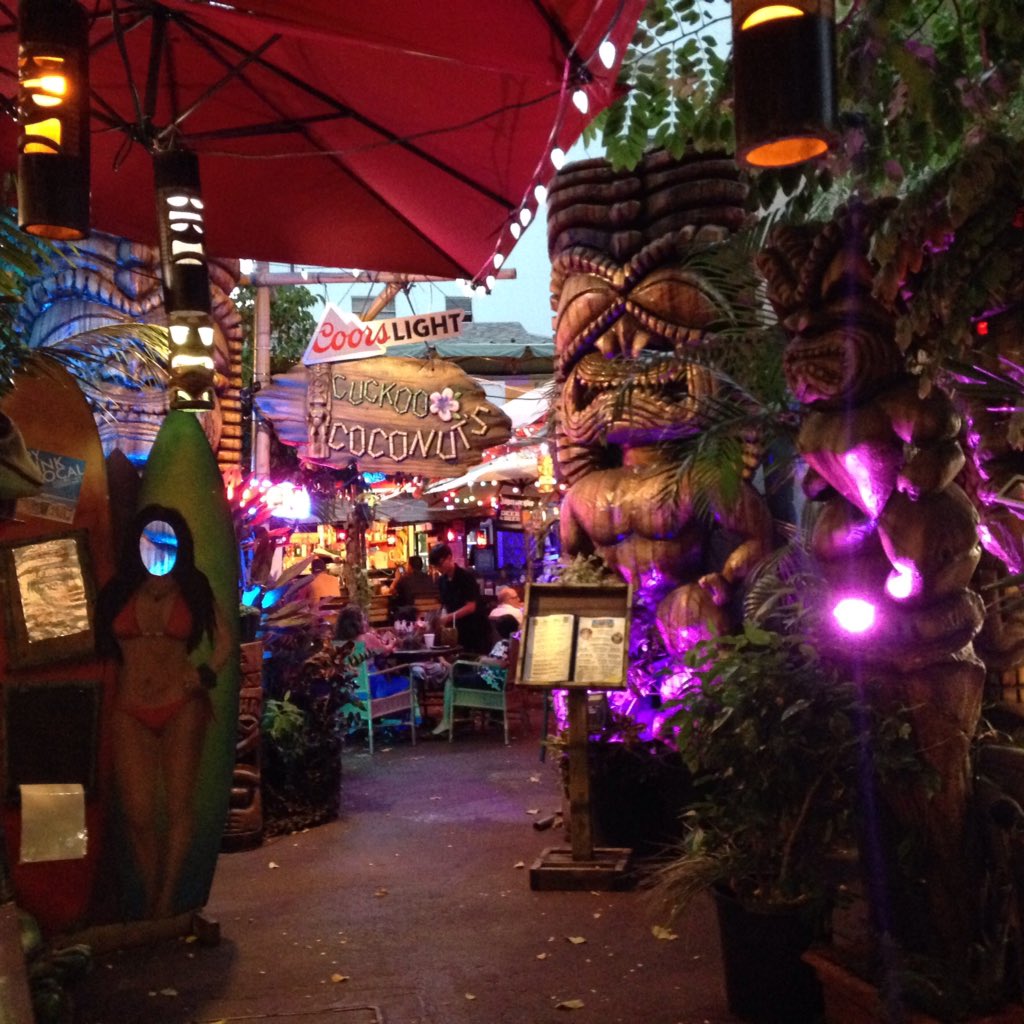 TeresaOtazu's tweet photo. #Honolulu #Hits @farmersmarkets #cuckoococonuts @TopCheeseburger #waikikibeach @VisitHawaiiNow @honolulumag https://t.co/edLRSWaCvJ